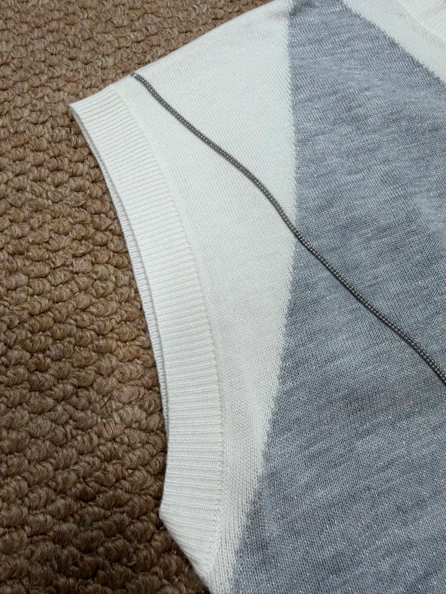 BC's simple geometric color matching design, mainly White, with gray and brown rhombus pattern embellishments, is full of modernity. The knitted fabric is soft and comfortable, with a round neck and sleeveless tailoring. It is very suitable for spring and summer. The hem is ribbed and the details are perfect. It is elegant and capable when paired with high-waisted pants or skirts. It can be easily used for daily commuting, practical and fashionable ~ Size: S M L